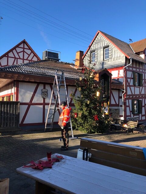 Weihnachtsbaum erstrahlt am Dorfplatz