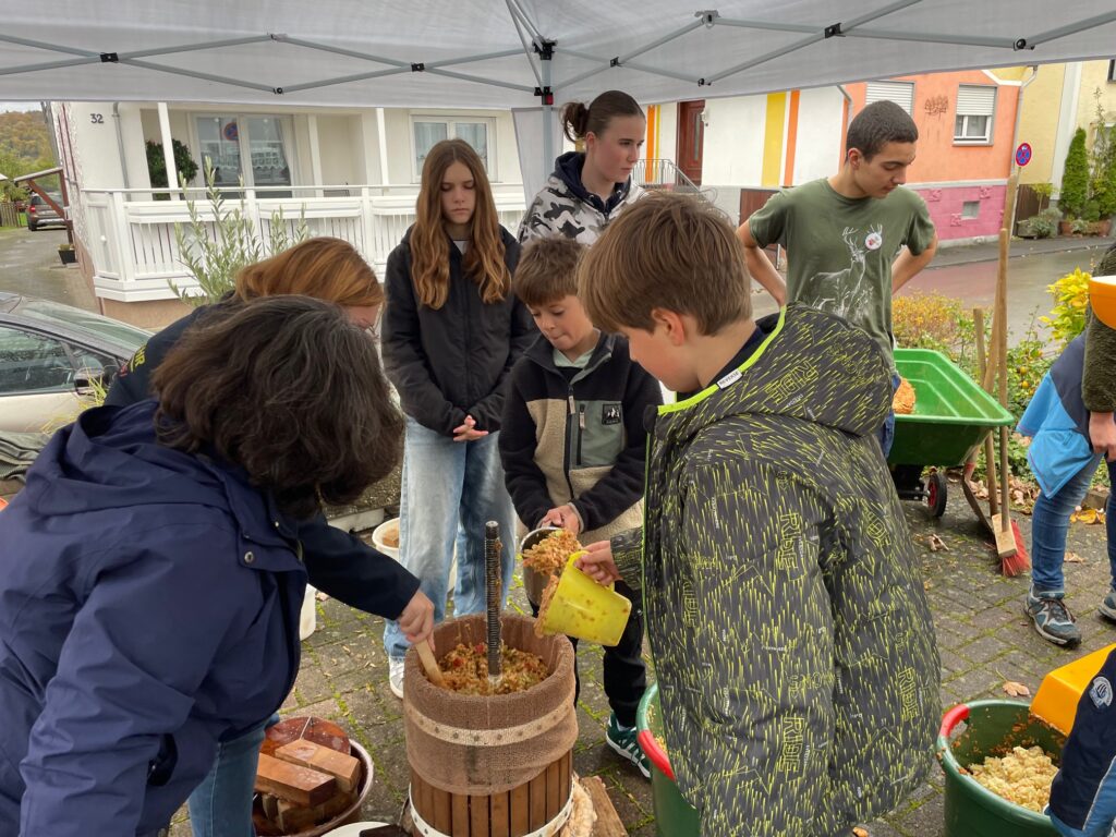 Apfelkuchen und Apfelsaft auf dem Dorfplatz